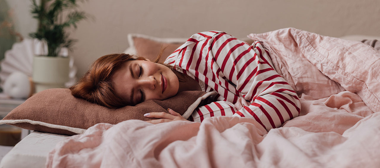 Frau schläft im Bett