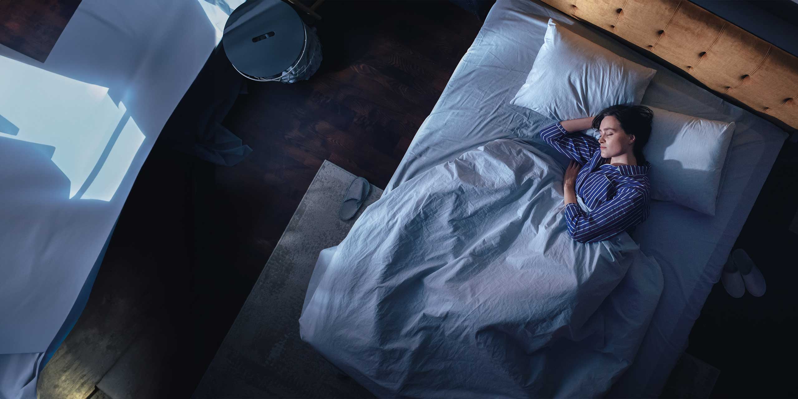 Junge Frau schläft entspannt im Bett